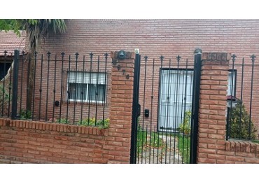 VENTA CASA 3 AMBIENTES Y QUINCHO, BARRIO LOS PINARES.