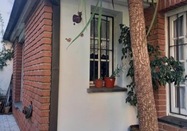 VENTA CHALET  4 AMBIENTES CON COCHERA, PATIO. EN ESQUINA BARRIO SAN JOSE